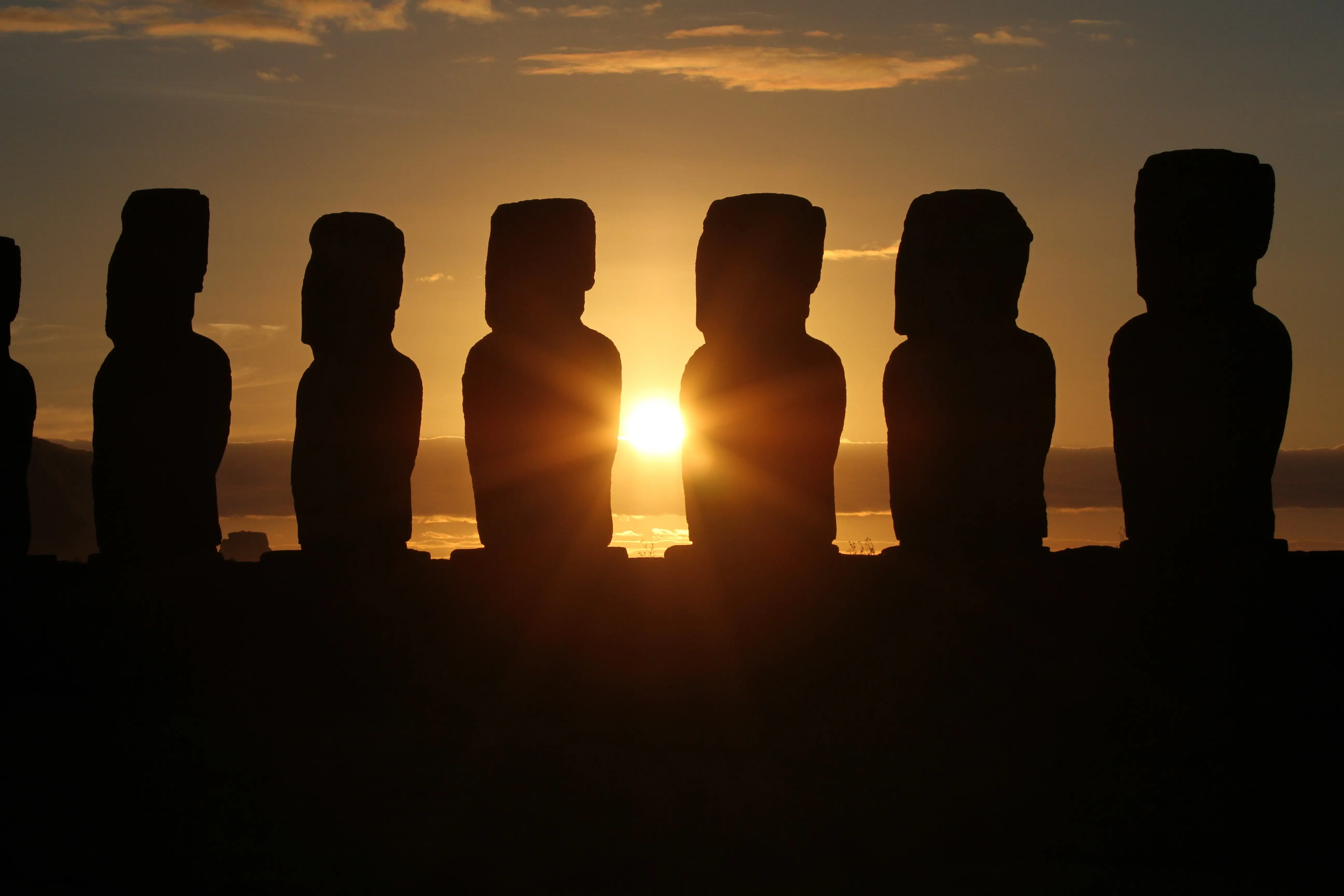 Imagen de moais en un atardecer en Rapa Nui